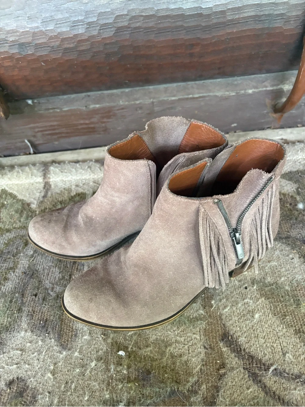 Lucky Brand 7.5 women’s boho western Taupe Suede Fringe Ankle Boots zip up shoes
